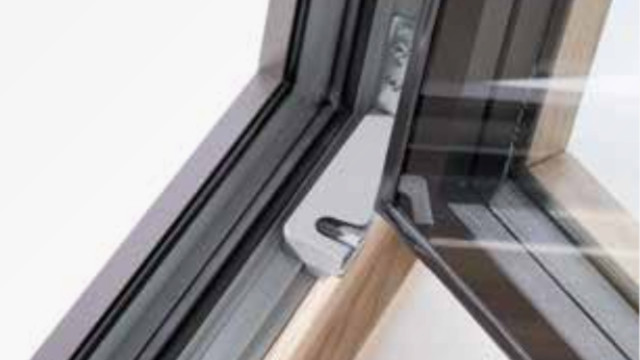 Nucleo in PVC di una finestra Finstral Immagine di catalogo del dettaglio di un’anta di finestra aperta che mette in primo piano la parte centrale del serramento realizzato in PVC