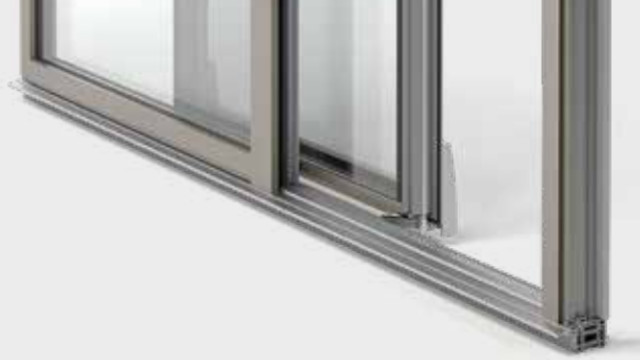 Porta-finestra scorrevole modello Nova Line Immagine di catalogo di una porta finestra scorrevole, aperta a metà, con ante a tutto vetro e profili in alluminio color grigio scuro