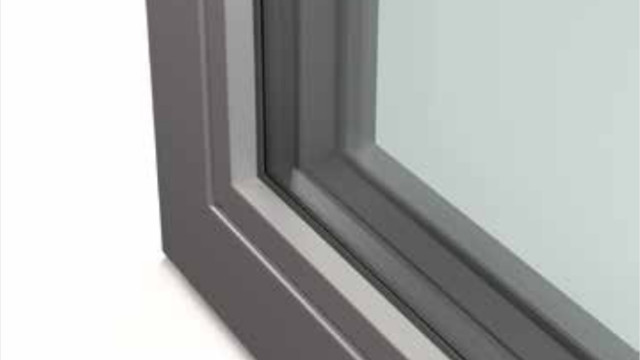 Triplo vetro basso-emissivo modello Max-Valor Immagine di catalogo di una porzione di finestra che evidenzia un triplo vetro in tonalità neutra e trasparente, con intercapedini, su anta di colore scuro. Nell’immagine, la guarnizione mediana in posizione riparata per resistere alle intemperie