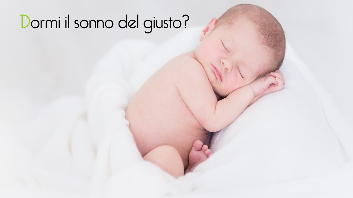 Bambino che dorme e la scritta "Dormi il sonno del giusto?"