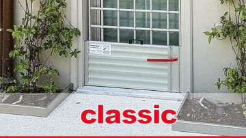 Paratia antiallagamento modello Classic: in metallo, è posta a protezione di un portoncino d’ingresso. Clicca per ingrandire Paratia antiallagamento modello Classic: in metallo, è posta a protezione di un portoncino d’ingresso. Clicca per ingrandire