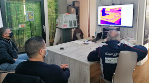 Alessandro, Zaki e Lorenzo seguono il corso sul monitor