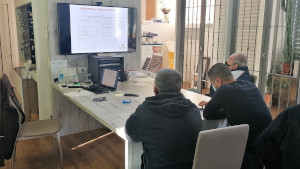 Alessandro, Zaki e Lorenzo seguono il corso sul monitor