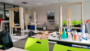 L'esame nella sede Finstral di Alessandria. Laboratorio con scrivanie, pannelli e attrezzi