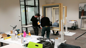 L'esame nella sede Finstral di Alessandria. Alessandro Finocchieti con l'esaminatore durante l'esame pratico.