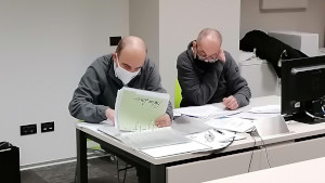 Alessandro Bonometti e l'esaminatore seduti accanto alla scrivania