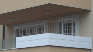 Inferriate bianche su un balcone di un condominio