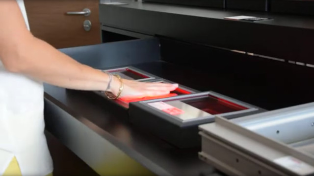 Test di isolamento termico delle finestre Mano femminile che tocca tre vetri diversi per saggiarne l'isolamento termico