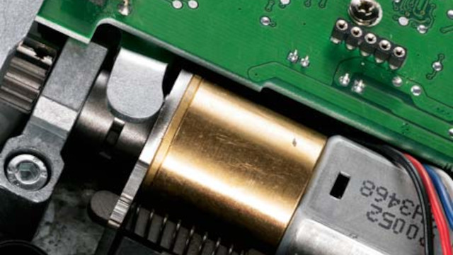 Un dettaglio del meccanismo elettronico interno della porta blindata Un ingrandimento di un particolare della piastra madre: i circuiti