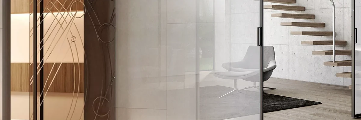 Fotomontaggio di una porta di design e di una porta trasparente: Bertolotto propone sia le porte classiche sia quelle innovative e di design