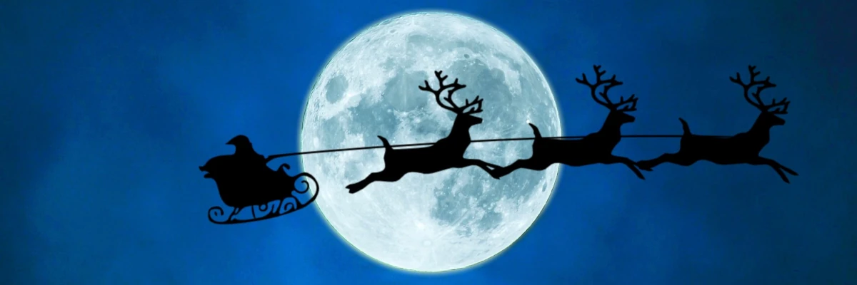 Profilo di Babbo Natale che con slitta e renne vola nel cielo notturno davanti alla luna. Questo Natale, donati e dona un regalo elettrico