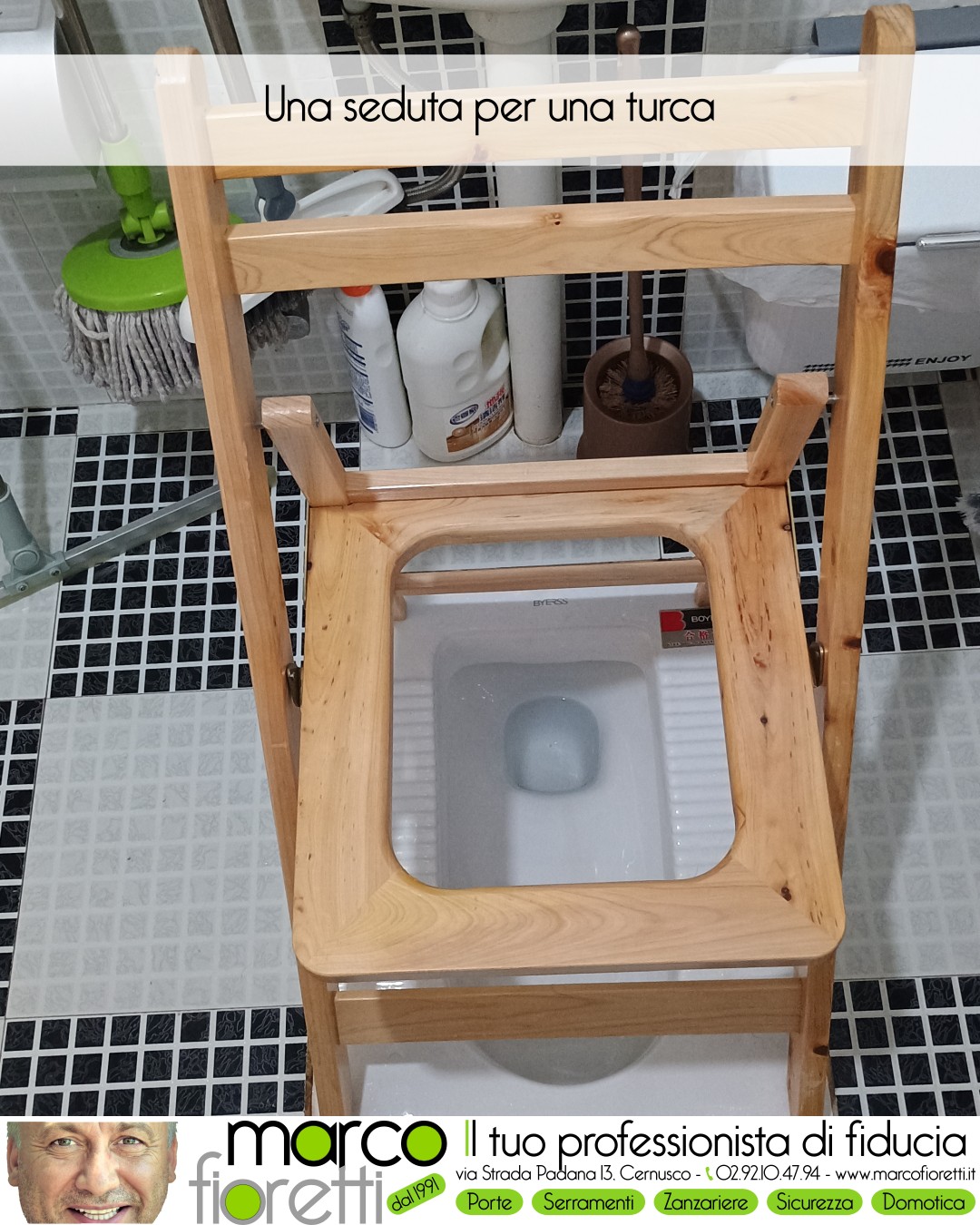 Una comoda in legno per un gabinetto alla turca
