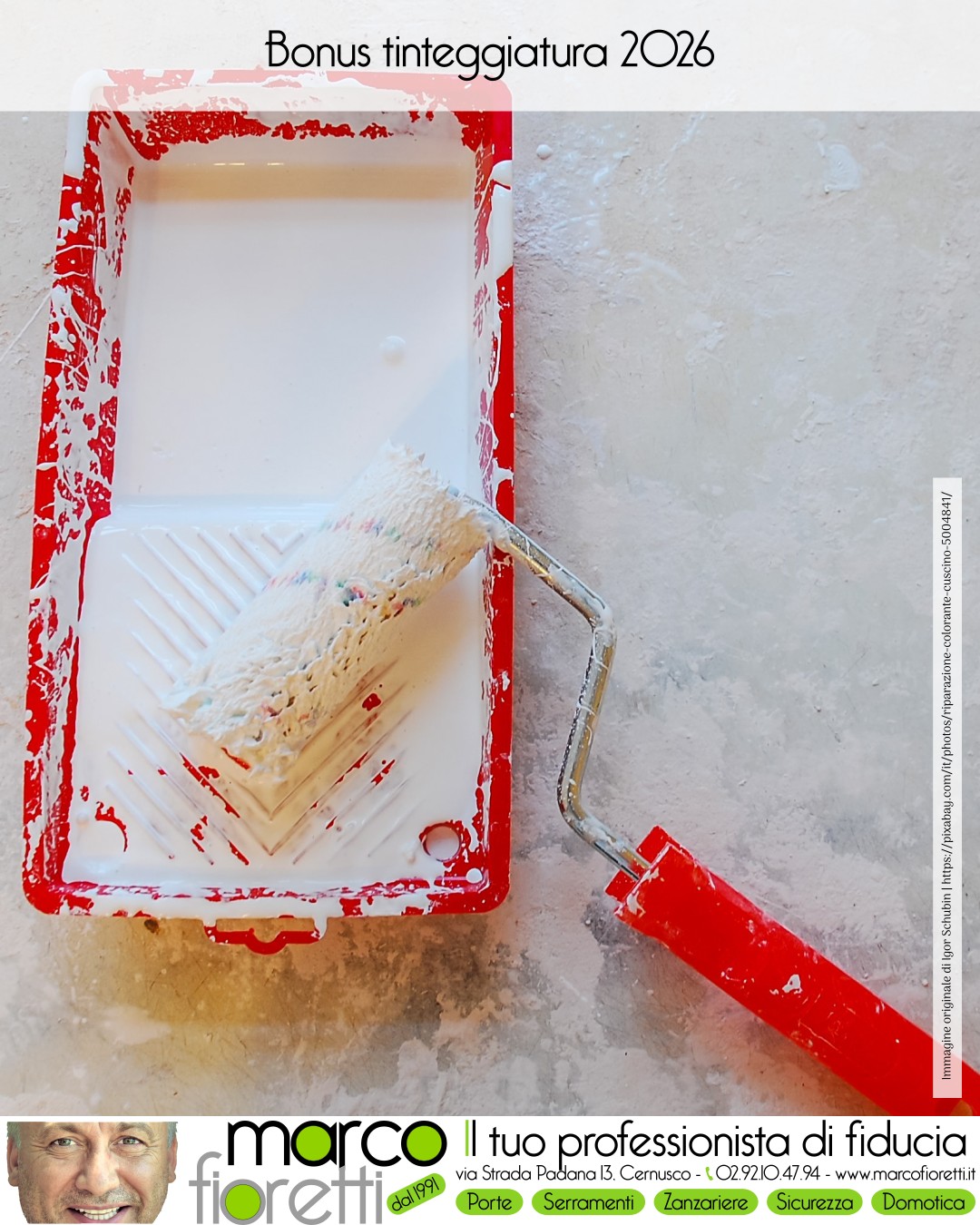 Rullo da pittura e vaschetta con vernice bianca per imbiancare casa.
